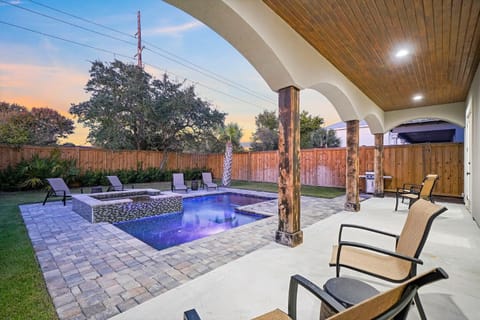 The Luke House - Vacation Getaway in Destin Near the Beach with Secluded Pool Area & Golf Cart House in Destin