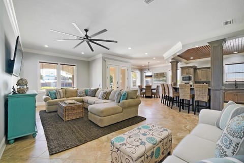 The Luke House - Vacation Getaway in Destin Near the Beach with Secluded Pool Area & Golf Cart House in Destin