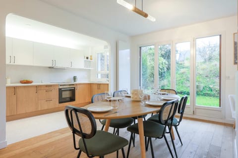 Coffee/tea facilities, Kitchen or kitchenette, Dining area, dishwasher, oven, pet friendly, stove, toaster