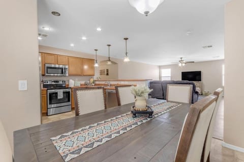 4Br Desert Resort Large Yard w Heated Pool House in Casa Grande