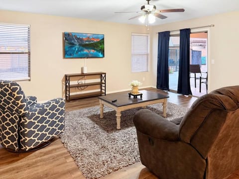 4Br Desert Resort Large Yard w Heated Pool House in Casa Grande