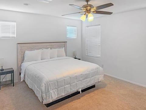 4 Bedroom Desert Oasis Large Yard Sleeps 8 House in Casa Grande