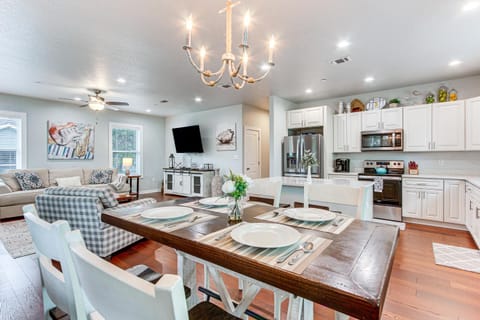 Steps to Sand! Family-Friendly Long Beach Escape House in Long Beach