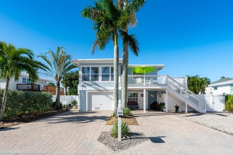 Blue Pearl Manor by Sun Palace Vacations House in Estero Island