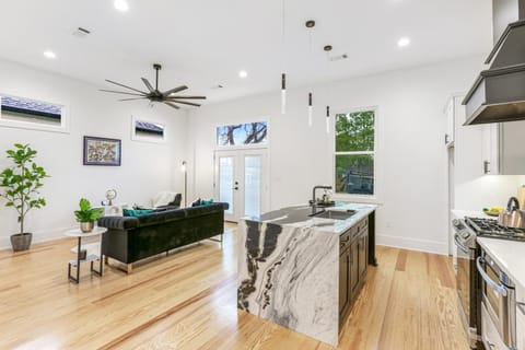 Kitchen or kitchenette, Living room