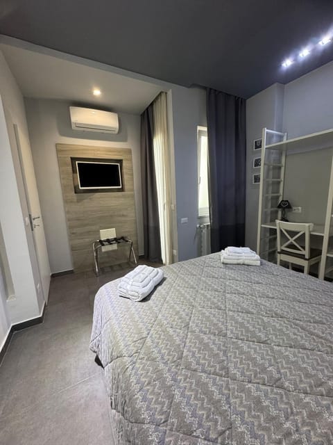 Bed, TV and multimedia, Bedroom, wardrobe, air conditioner