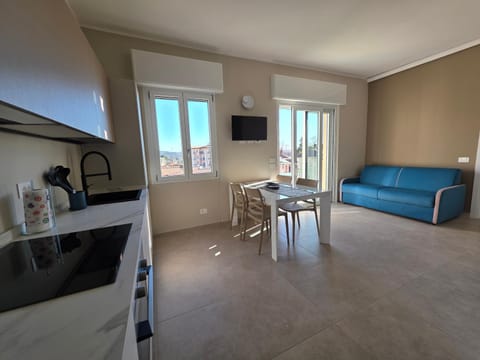 TV and multimedia, Kitchen or kitchenette, Living room, Seating area, Dining area