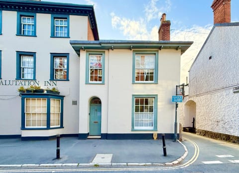 Property building, Day, Neighbourhood, Street view, Location
