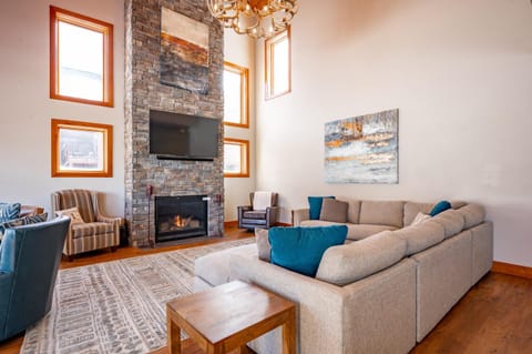 Aces High Lodge House in Deep Creek Lake