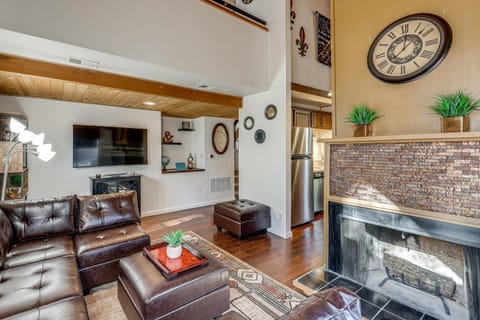 5 Mi to Mountain High Resort Home with Gaming Area House in Wrightwood