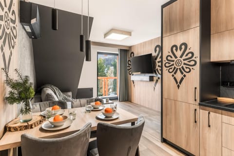 Kitchen or kitchenette, Living room, Seating area, Dining area
