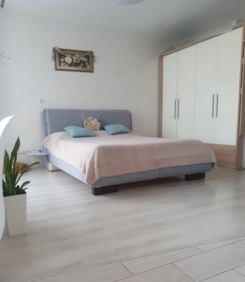Bed, Photo of the whole room, Bedroom, wardrobe