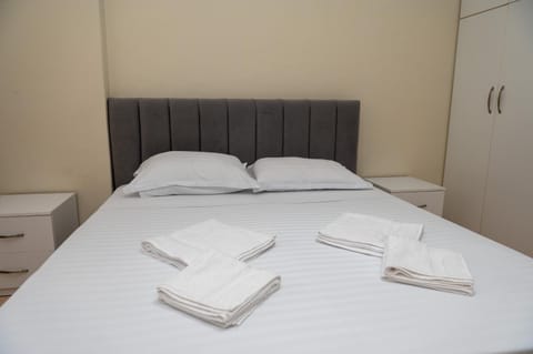 Bed, Bedroom, towels
