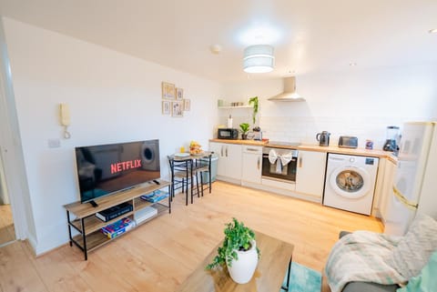 Communal lounge/ TV room, TV and multimedia, Dining area, microwave, oven, stove, washing machine