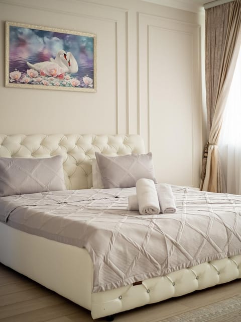 Bed, Photo of the whole room, Bedroom, towels