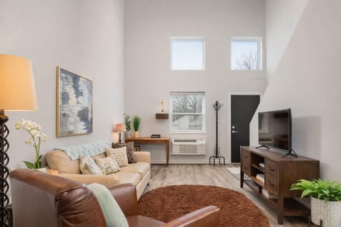 Charming Appleton Condo Downtown Modern Loft House in Appleton