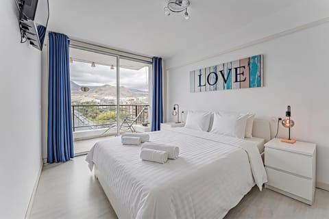 Bed, TV and multimedia, Bedroom