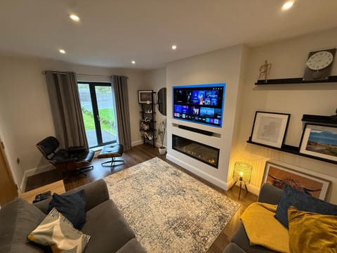 Communal lounge/ TV room, TV and multimedia, Living room, Photo of the whole room, Seating area, Evening entertainment