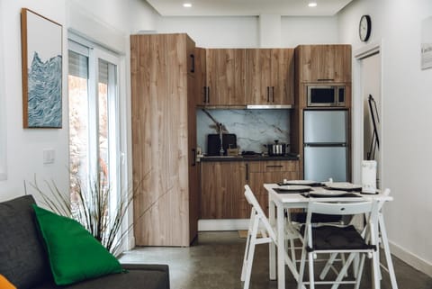 Kitchen or kitchenette, Dining area, microwave