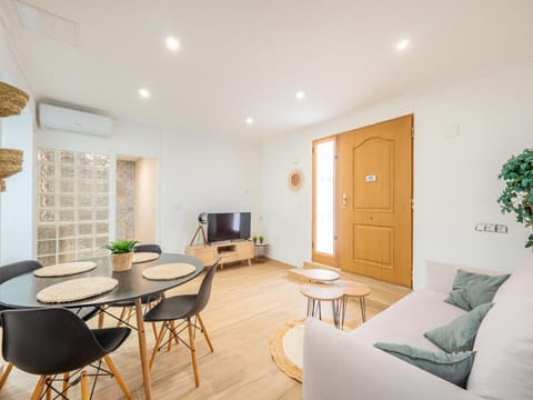 Communal lounge/ TV room, TV and multimedia, Living room, Seating area, Dining area