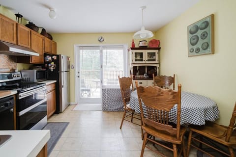 Kitchen or kitchenette, Dining area, dishwasher, oven, pet friendly, stove