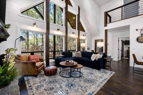 Luxury-Hot Tub-Pool-Table-EV Charger-Starlink House in Broken Bow