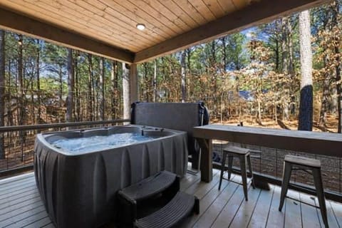 Luxury-Hot Tub-Pool-Table-EV Charger-Starlink House in Broken Bow