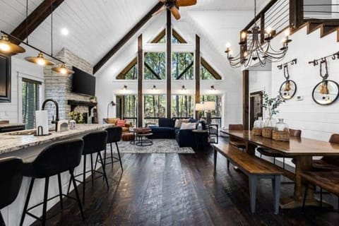 Luxury-Hot Tub-Pool-Table-EV Charger-Starlink House in Broken Bow