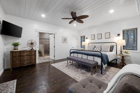 Luxury-Hot Tub-Pool-Table-EV Charger-Starlink House in Broken Bow