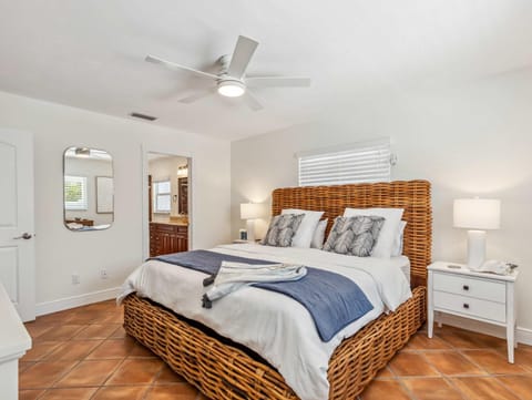 Pet-Friendly Pool & Spa Home with EV Charger House in Naples Park