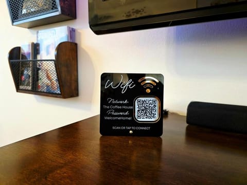 Cozy Luxury - King Bed, Coffee Bar, Sleeps 5 House in Springfield