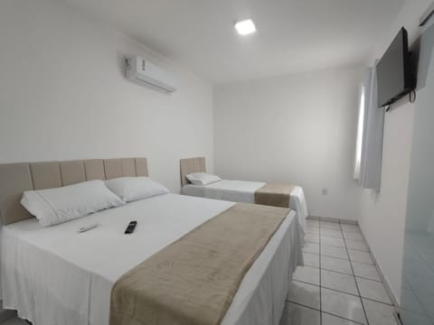 Bed, TV and multimedia, Photo of the whole room, Bedroom, towels, air conditioner
