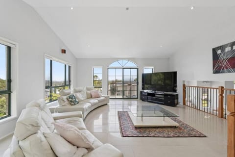 TV and multimedia, Living room, Seating area, Evening entertainment