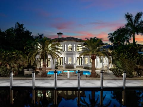 WATERFRONT MANSION Las Olas Villa in Nurmi Isles
