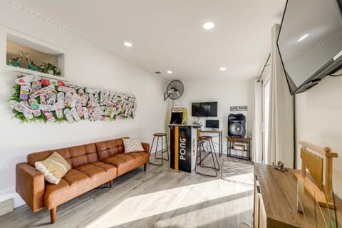 Game Room, Patio! Lake Worth Beach Family Retreat House in Lake Worth