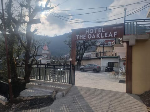 Property building, Day, Neighbourhood, Natural landscape, Mountain view, Street view, Location, Parking