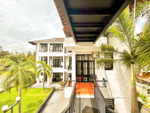Property building, Day, Garden, View (from property/room), Balcony/Terrace, Garden view