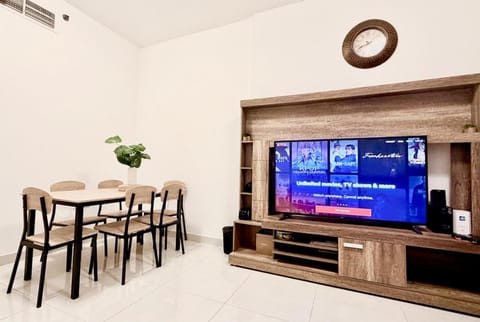 Communal lounge/ TV room, TV and multimedia, Living room, Seating area, Dining area, Evening entertainment