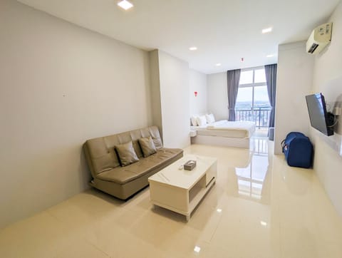 Bed, TV and multimedia, Living room, Photo of the whole room, Seating area, Bedroom, air conditioner