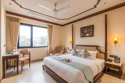 Photo of the whole room, Seating area, Bedroom