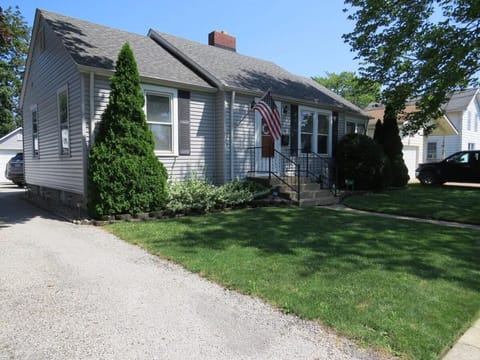Minutes from Downtown Shopping and Dining Close to Cedar Point House in Vermilion