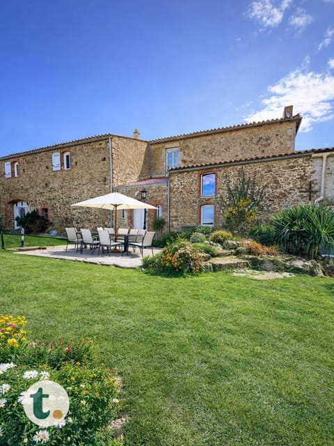 Property building, Patio, Day, Garden