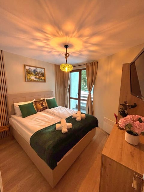 Bed, TV and multimedia, Photo of the whole room, Seating area, Bedroom, towels, wardrobe