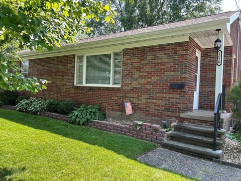 Charming House, just a short walk to downtown House in Vermilion