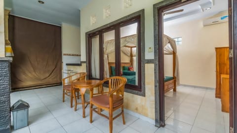 Kitchen or kitchenette, Living room, Seating area, Dining area, air conditioner