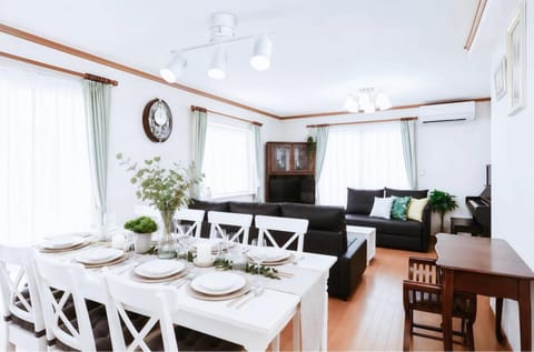 TV and multimedia, Living room, Dining area, Breakfast