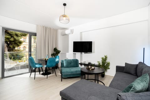 TV and multimedia, Living room, Seating area, Evening entertainment