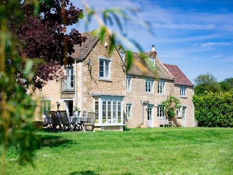 Property building, Garden, Dining area, Garden view