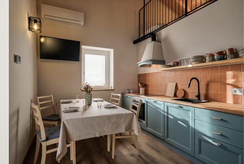 Kitchen or kitchenette, Dining area