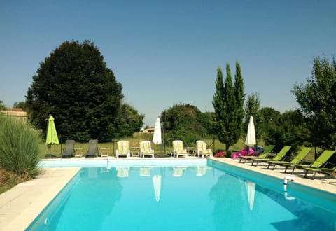 Swimming pool, sunbed